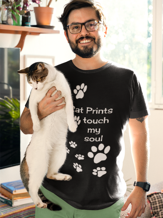 Mann mit Brille und Katze, Oberkörperansicht. Er trägt ein schwarzes T-Shirt mit Cat Prints und Spruch "Cat Prints touch my soul"