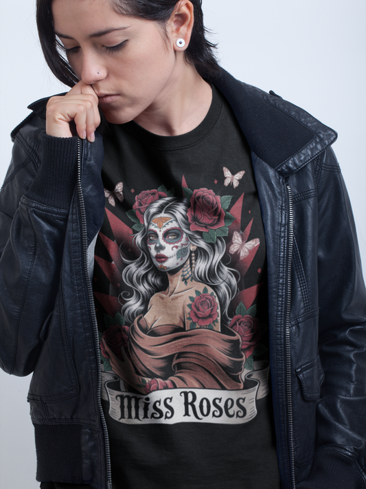 Frau trägt schwarzes T-Shirt mit Miss Roses-Motiv im Gothic Tattoo Style (Oberkörper)