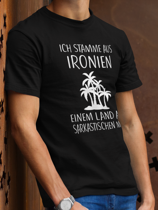 Mann trägt schwarzes Shirt mit ironischem Spruch „Ich stamme aus Ironien…“ (Oberkörper)
