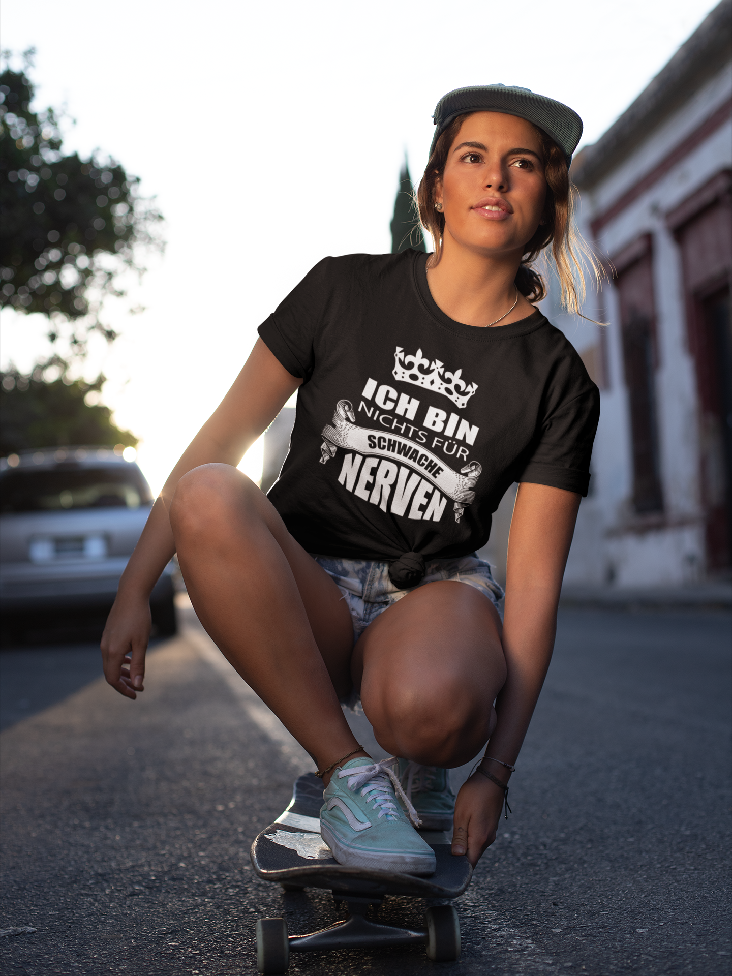 Ganzkörperaufnahme einer Frau im Shirt „Ich bin nichts für schwache Nerven“