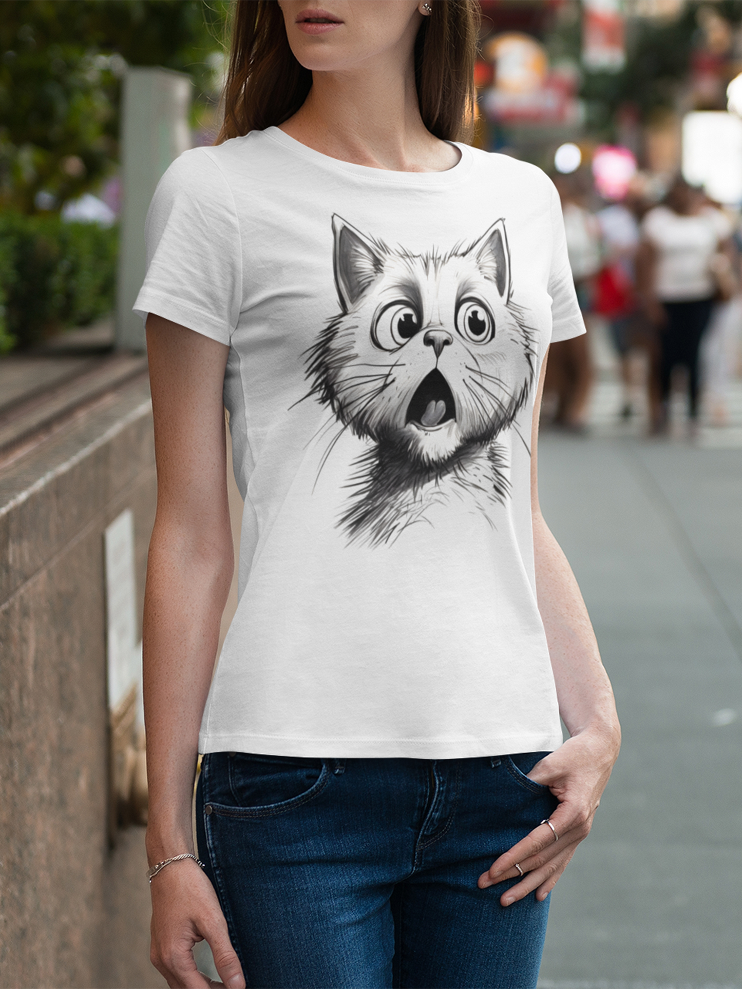 Junge Frau trägt ein weißes T-Shirt mit großem Katzenmotiv in Strichzeichnung – schreiende Katze, Oberkörperansicht