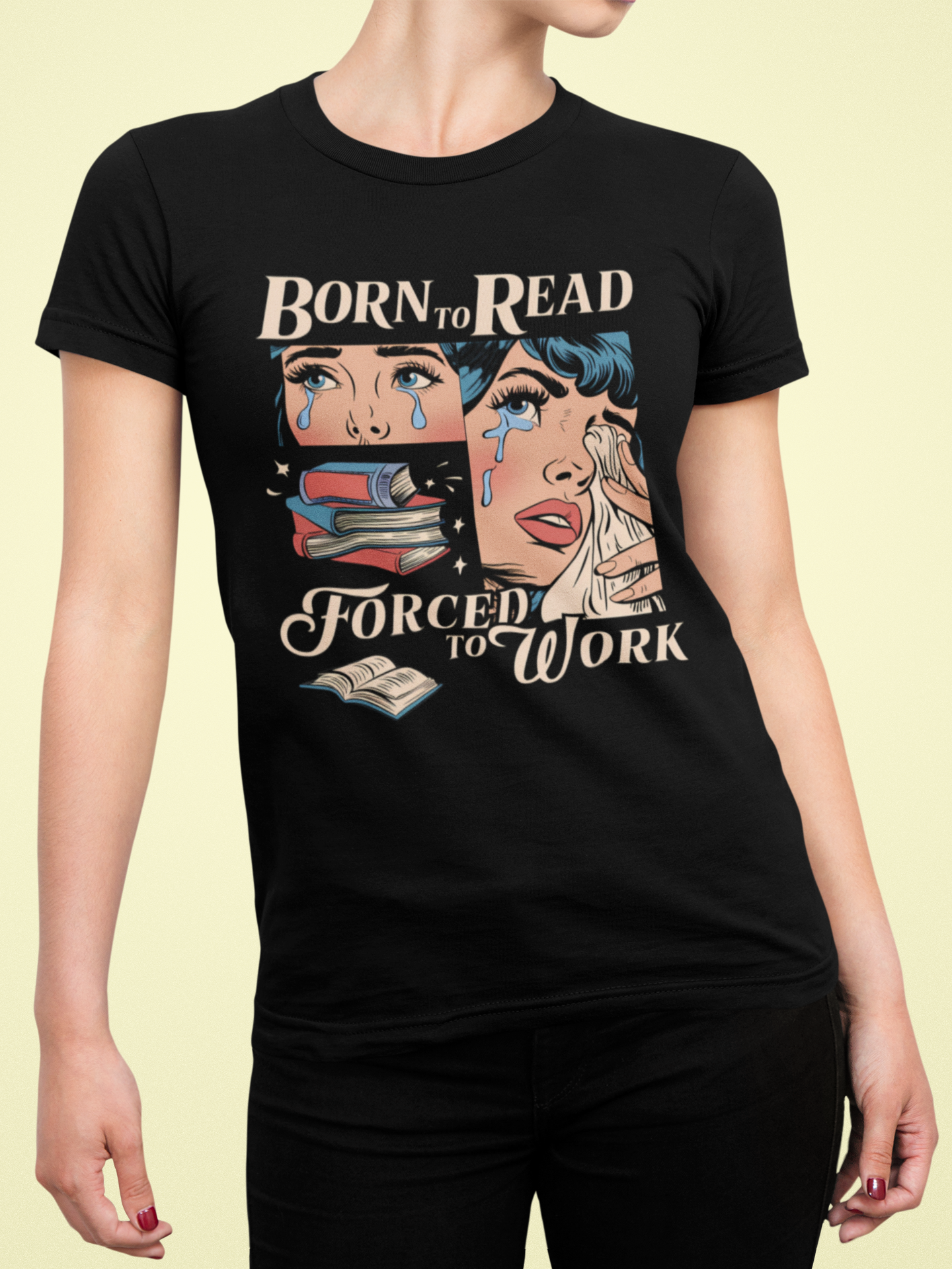 Frau trägt schwarzes Shirt mit Spruch für Bücherwürmer und Leseratten (Oberkörperaufnahme)