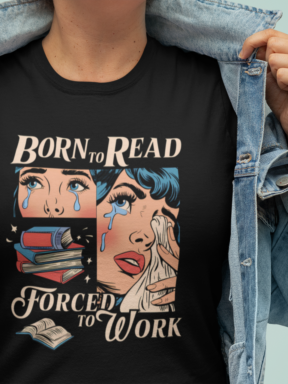 Frau trägt schwarzes Shirt mit Spruch für Bücherwürmer und Leseratten (Oberkörperaufnahme)