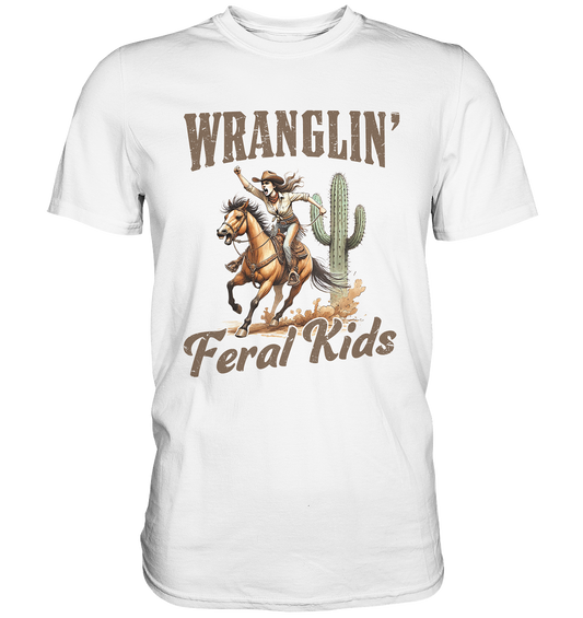 Unisex T-Shirt in Weiß mit Westerngirl auf Pferd und Spruch „Wranglin’ Feral Kids“ – Regular Fit, 100 % Baumwolle, Vorderansicht
