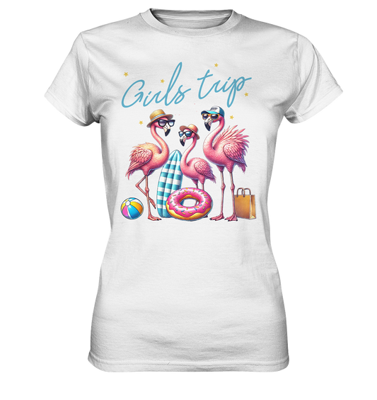 Damen Premium T-Shirt in Weiß mit Flamingo- und Beachmotiv, Vintage-Schriftzug „Girls Trip“, Retro Summer Design, leicht tailliert, Vorderansicht
