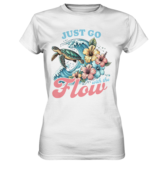 Damen Premium T-Shirt in Weiß mit tropischem Schildkrötenmotiv, Welle, Hibiskus und Schriftzug „Just Go with the Flow“ – leicht tailliert, Retro Summer Design