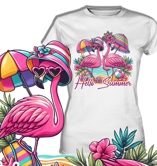 T-Shirt mit zwei Flamingos mit Sonnenbrillen am Strand, umgeben von Beachaccessoires wie Sonnenschirm und Ball. Auf der linken Seite ein großer Flamingo mit Hut und Sonnenbrille und Sonnenschirm.