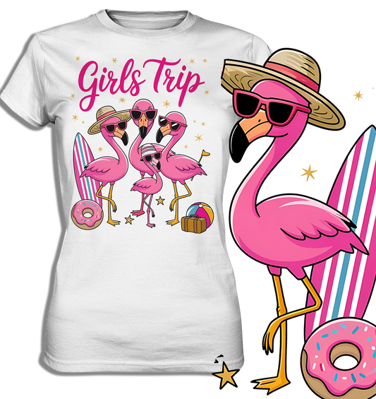 Ladies T-Shirt mit buntem Motiv von vier Flamingos mit Sonnenbrillen, Beach-Zubehör und dem Schriftzug „Girls Trip“ auf der Vorderseite. Seitlich am Bild ein großer Flamingo mit Sonnenhut und Surfbrett.