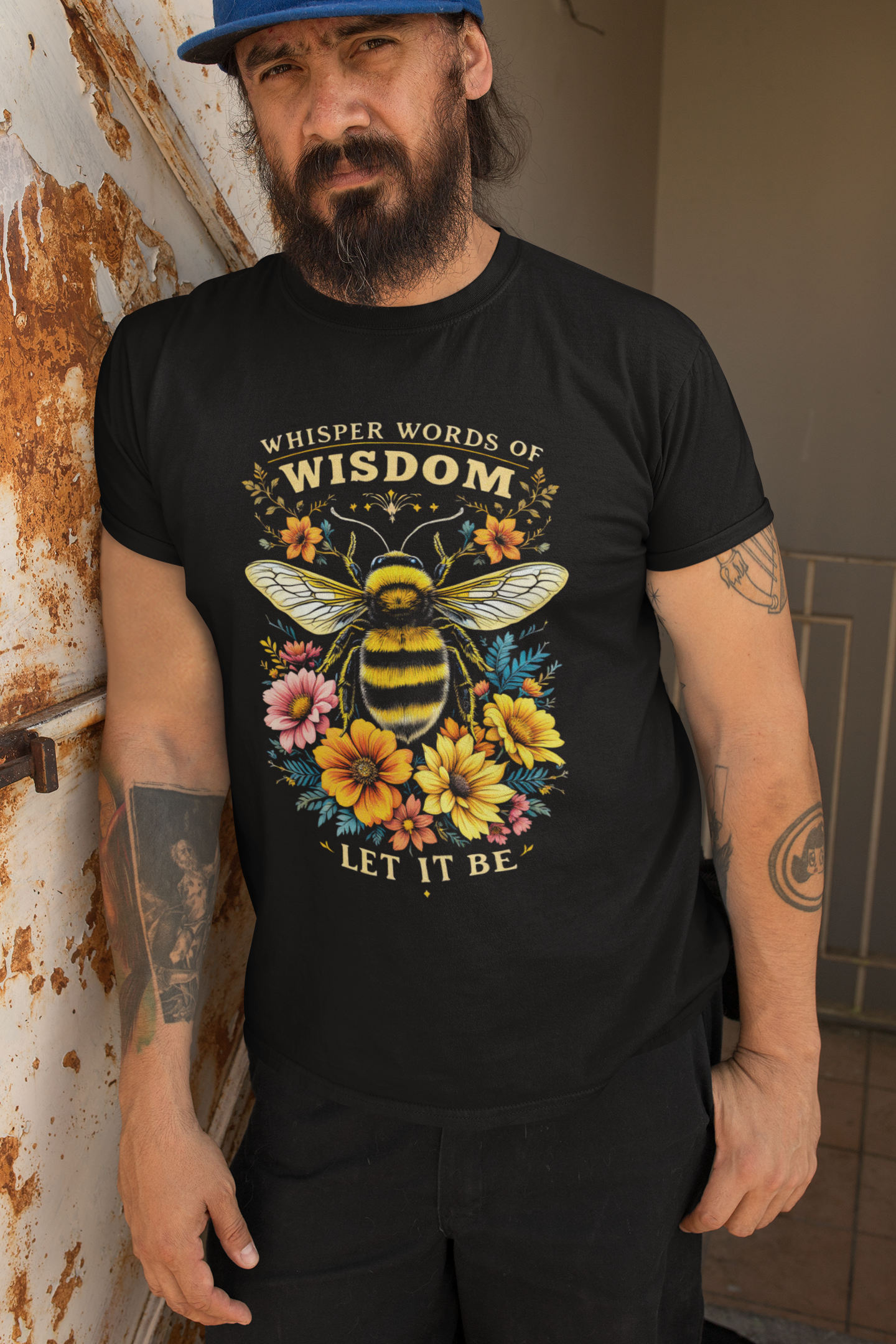 Shirt mit dem Spruch „Whisper words of wisdom – Let it be“ und FlowerPower-Design mit Blumen und Biene.
