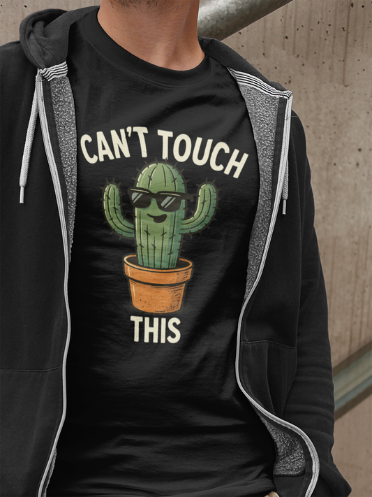 Oberkörper eines Mannes mit schwarzer offener Jacke. Darunter ein schwarzes T-Shirt mit Cartoon-Kaktus und Spruch „Can’t Touch This“.