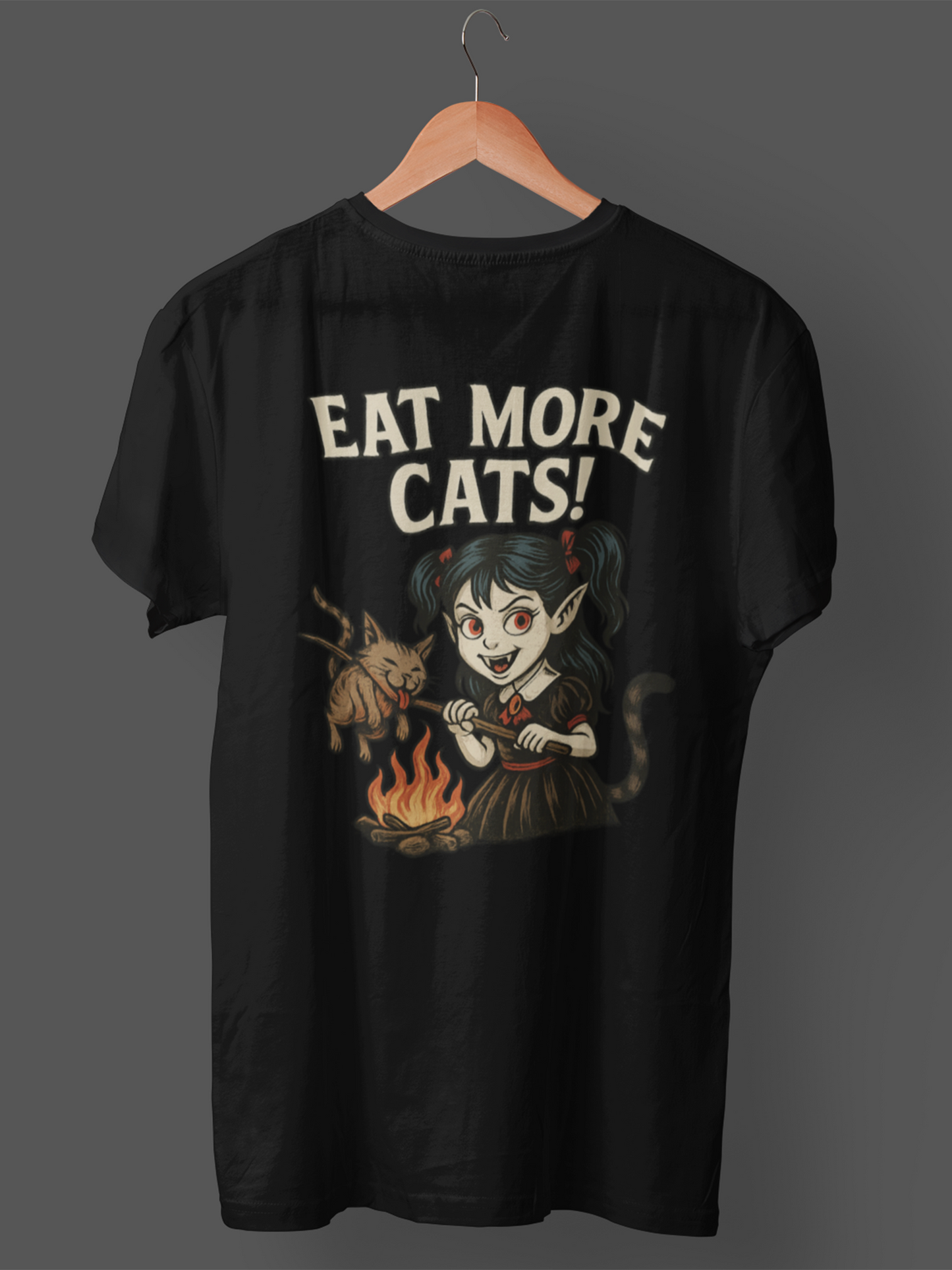 Schwarzes T-Shirt auf Holzkleiderbügel mit Vampir-Mädchen und Aufschrift "Eat more cats!"