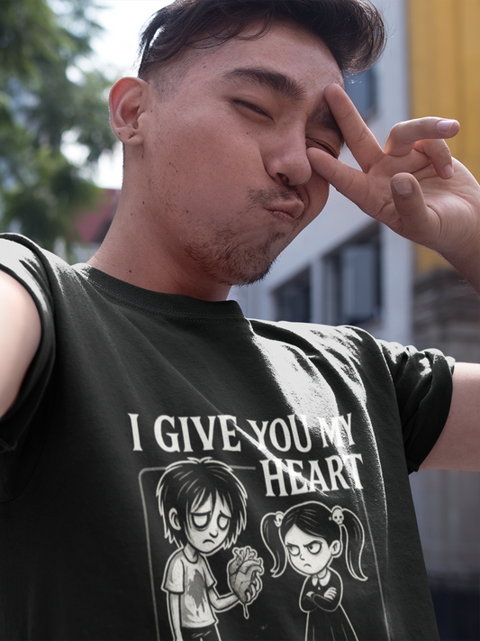 Junger Mann mit schwarzem Shirt mit Aufschrift "I give you my heart"