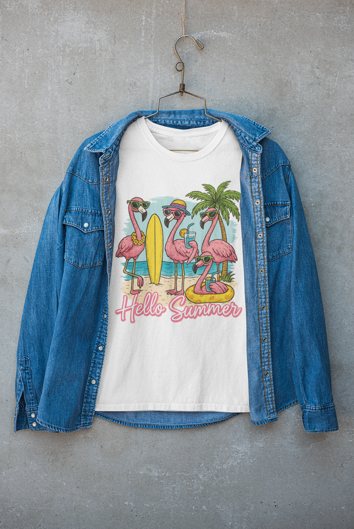 Weißes T-Shirt mit Flamingo-Motiv und „Hello Summer“-Schriftzug, kombiniert mit lässiger Jeansjacke