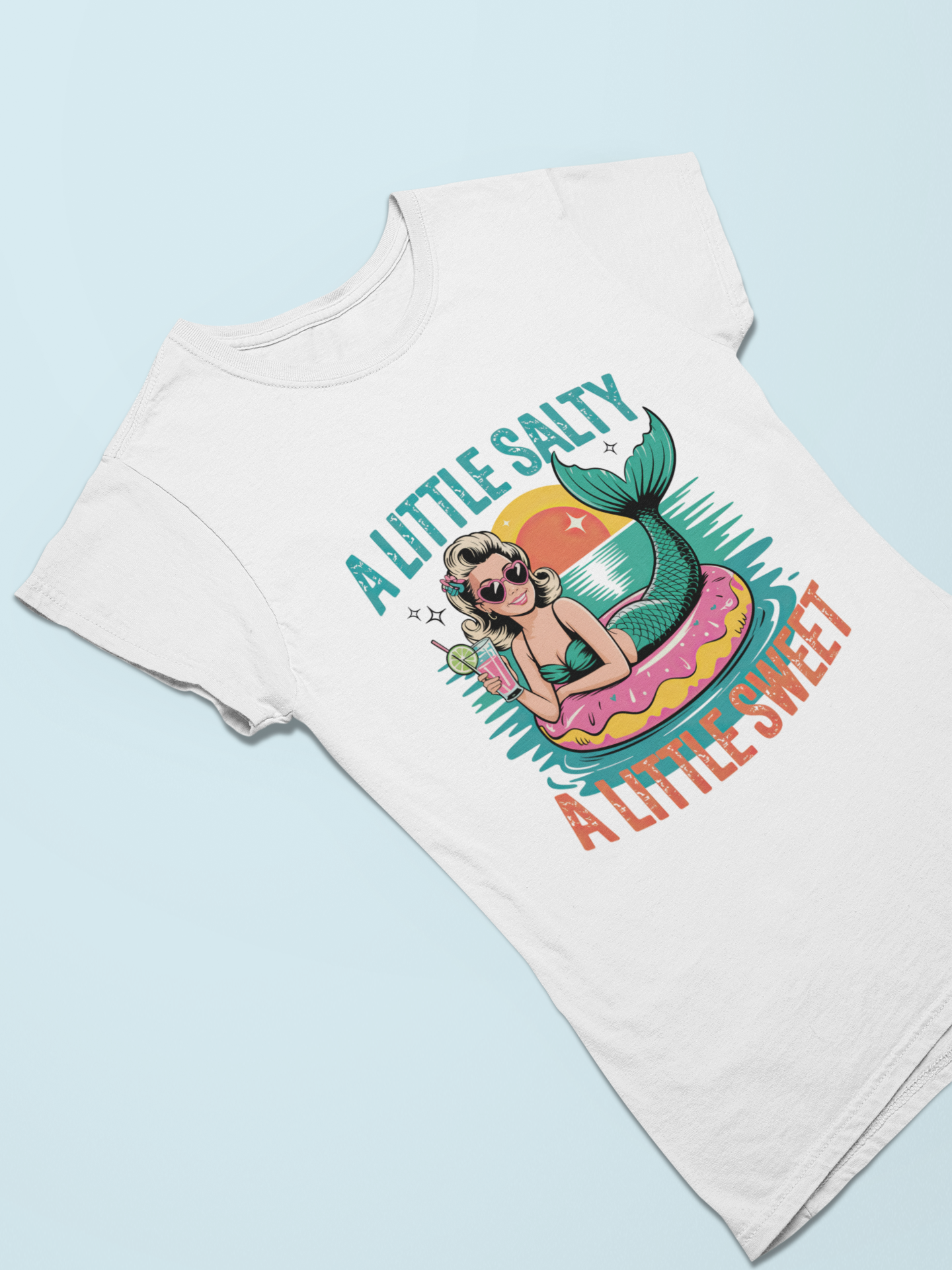 Weißes Damen-T-Shirt mit retro-gestylter Meerjungfrau auf Schwimmreifen, Cocktail in der Hand, Schriftzug „A little salty, a little sweet“