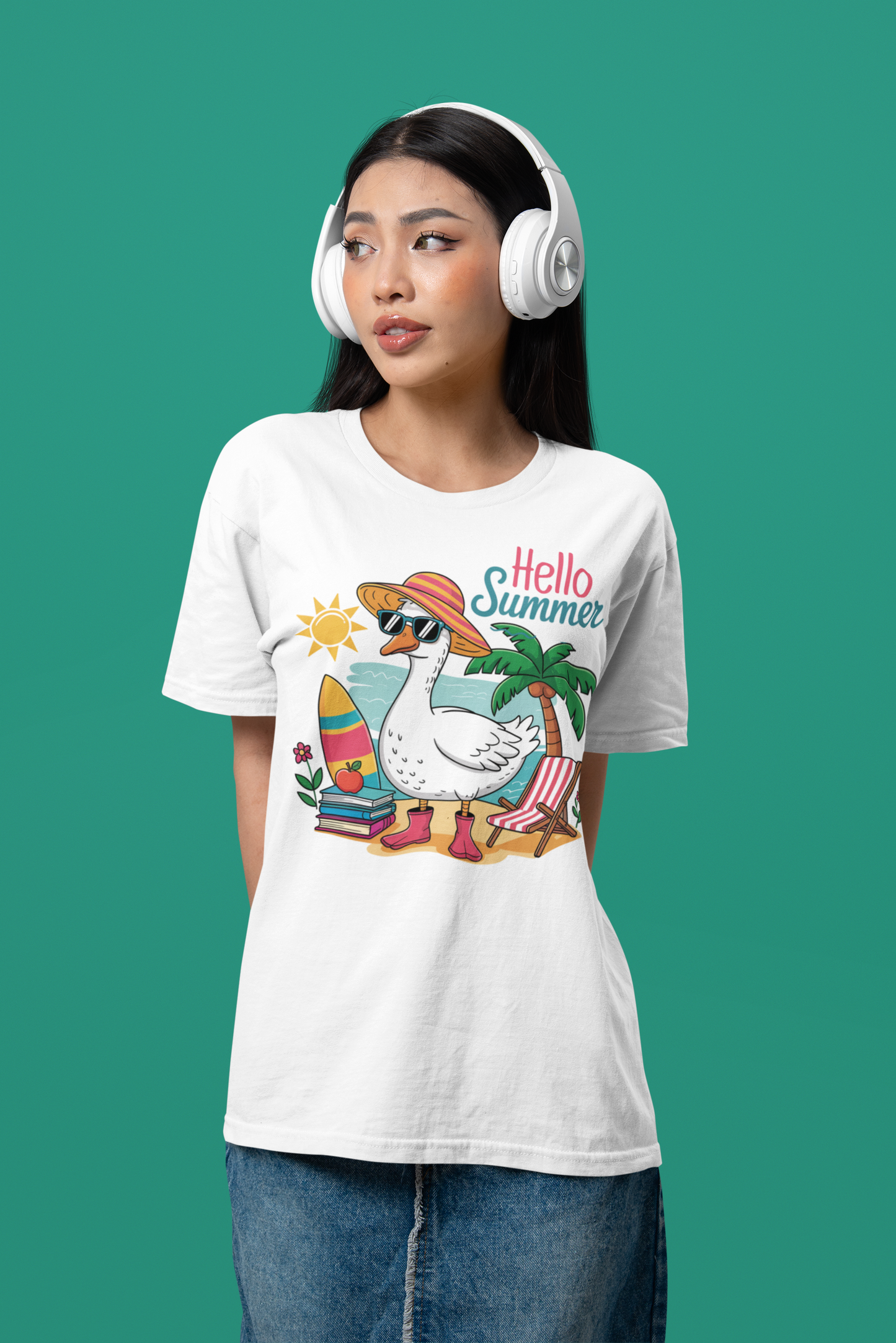 Frau trägt weißes T-Shirt mit Gans im Sonnenhut und dem Spruch „Hello Summer“ in frechem, sommerlichem Design mit Gans mit Sonnenhut