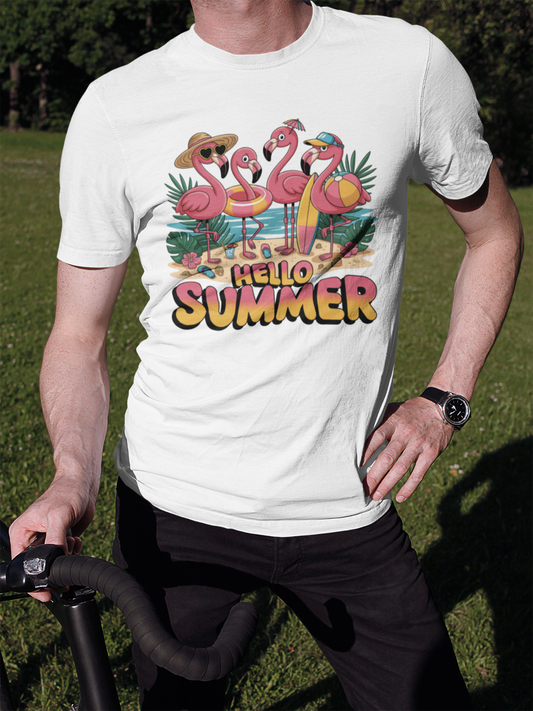 Oberkörper eines Mannes, er trägt weißes T-Shirt mit Flamingo-Motiv und großem „Hello Summer“-Schriftzug