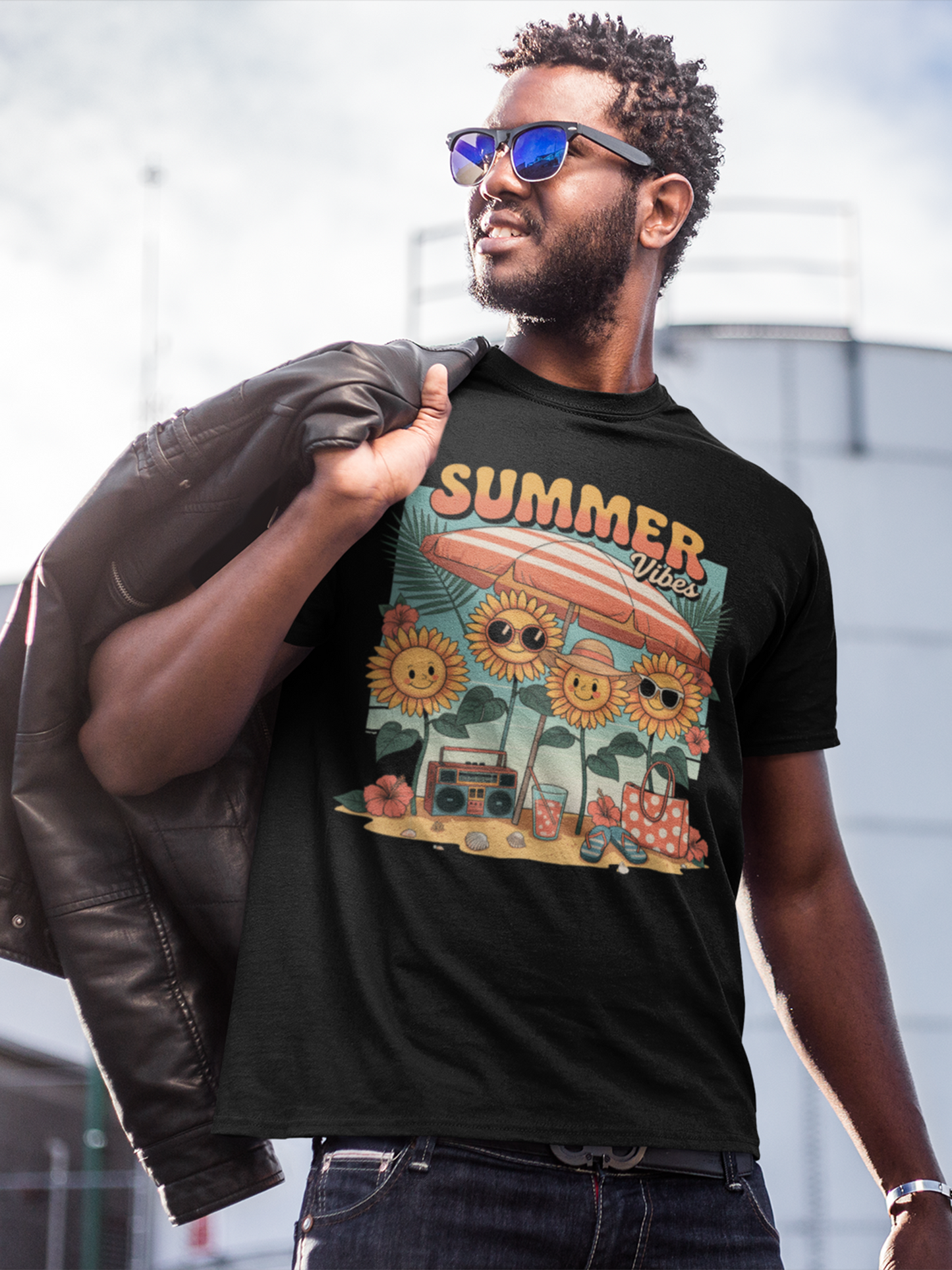 Mann mit Sonnebrille trägt eine Lederjacke über der Schulter und ein schwarzes T-Shirt mit Blumenmotiv im Comic-Stil.