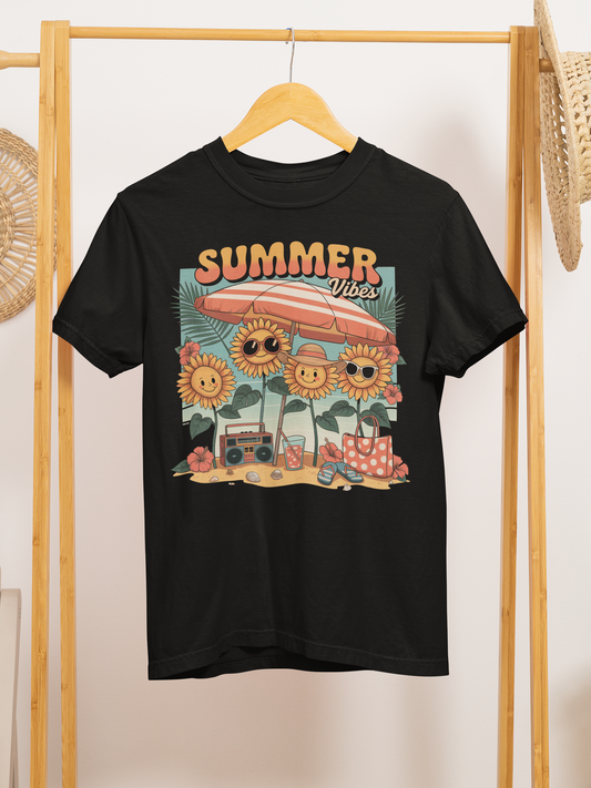 Schwarzes Shirt mit Sommer Blumen Motiv an Kleiderständer.