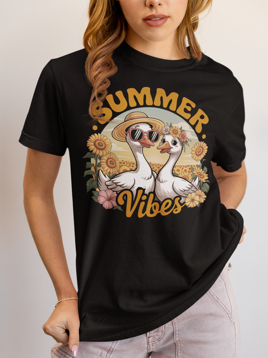Frau trägt schwarzes Shirt mit zwei Gänsen und Schriftzug "Summer Vibes"