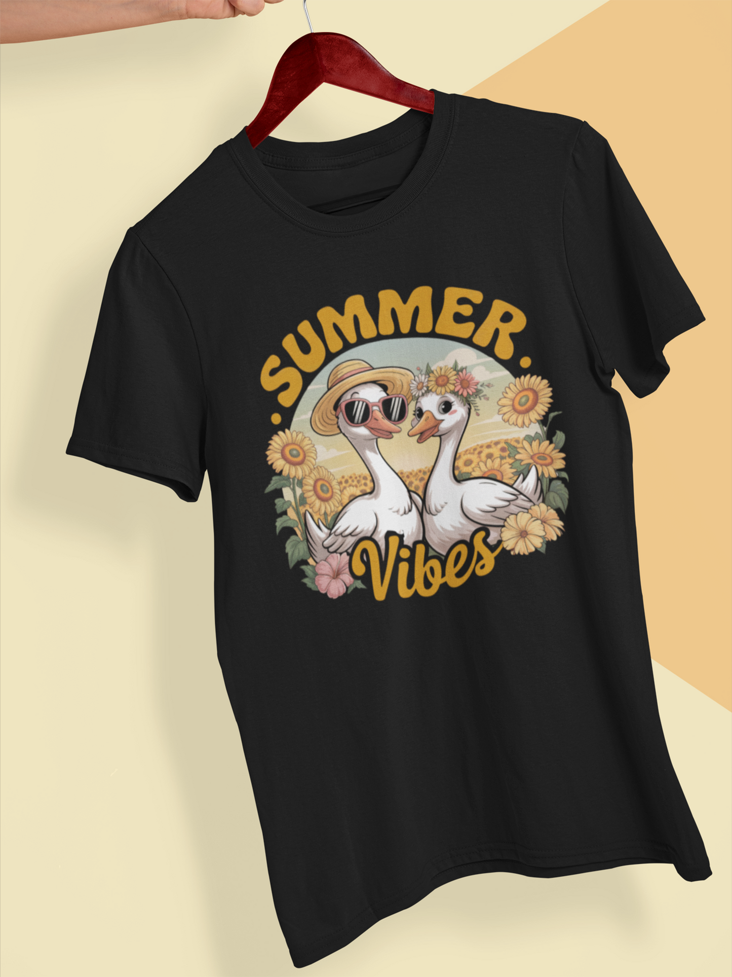 Schwarzes Shirt auf Kleiderbügel mit zwei Gänsen und Schriftzug "Summer Vibes"