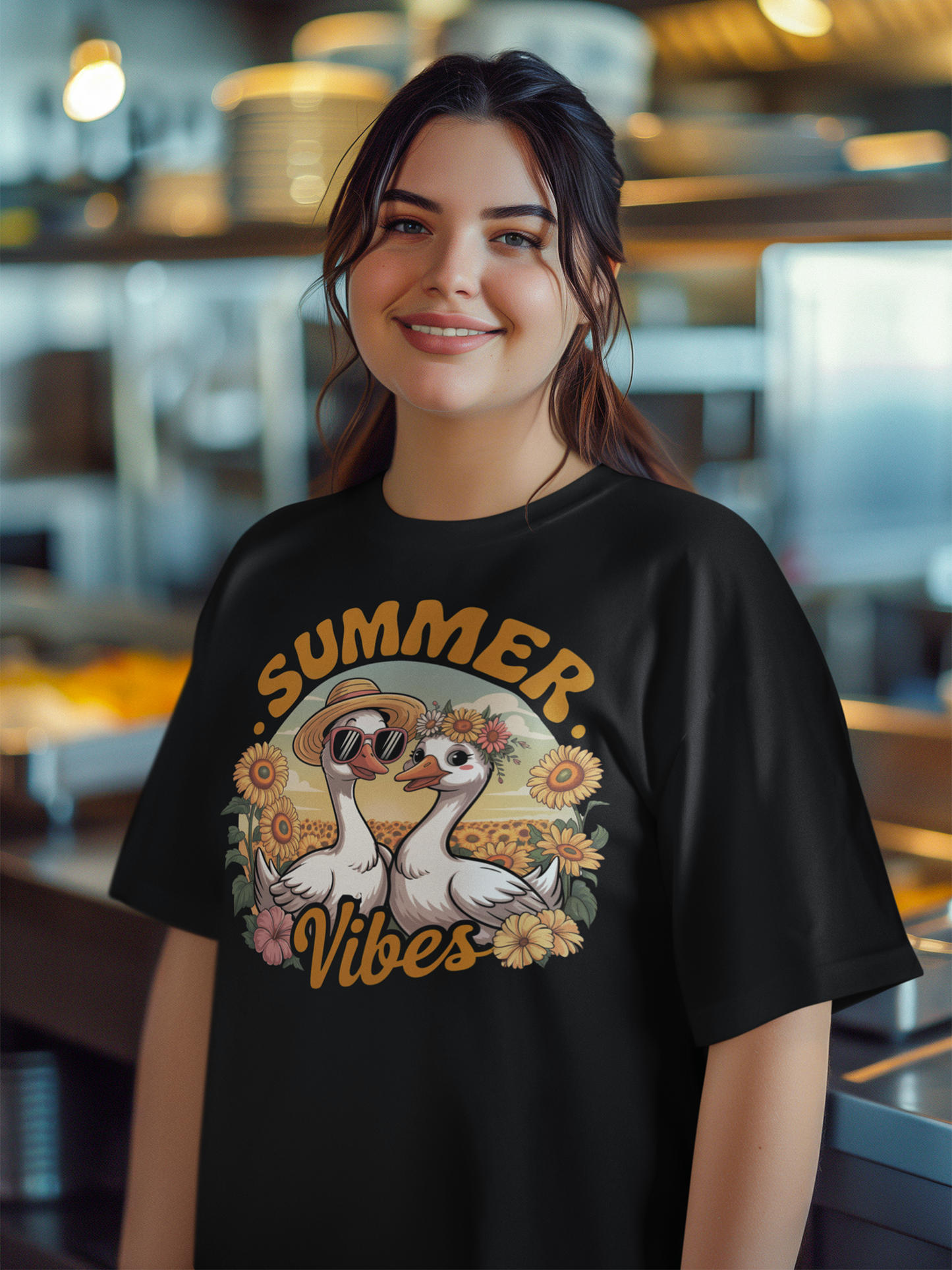 Junges lächelndes Mädchen trägt ein schwarzes Shirt mit zwei Gänsen und Schriftzug "Summer Vibes"