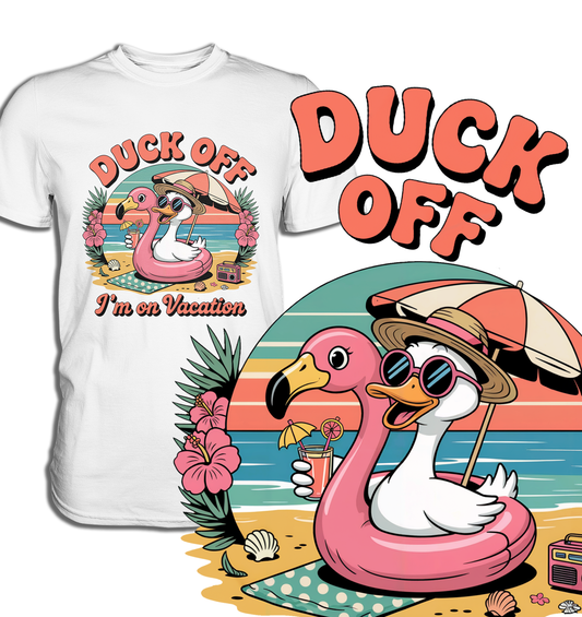 Weißes T-Shirt mit Motiv einer Ente im Flamingo-Schwimmreifen am Strand, am rechten Bildrand vergrößerte Darstellung des Designs im Retro-Stil. Großer Schriftzug "Duck Off"