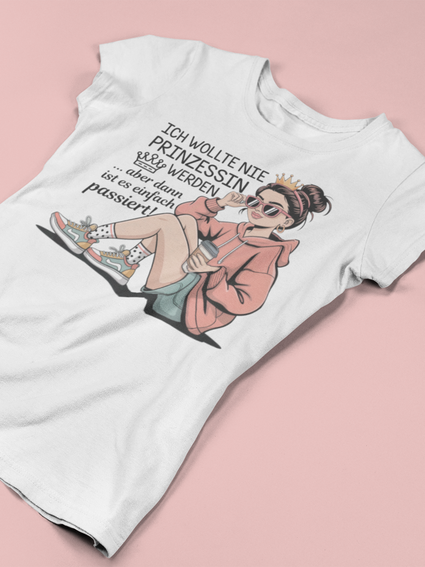 Weißes Shirt, liegend, mit Comic-Figur-Print und Aufdruck: "Ich wollte nie eine Prinzessin werden"