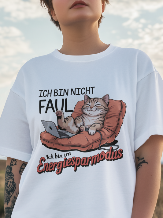 Junge Frau, Darstellung Oberkörper mit weißem T-Shirt mit Katzenmotiv und Aufdruck "Ich bin nicht faul. Ich bin im Energiesparmodus."