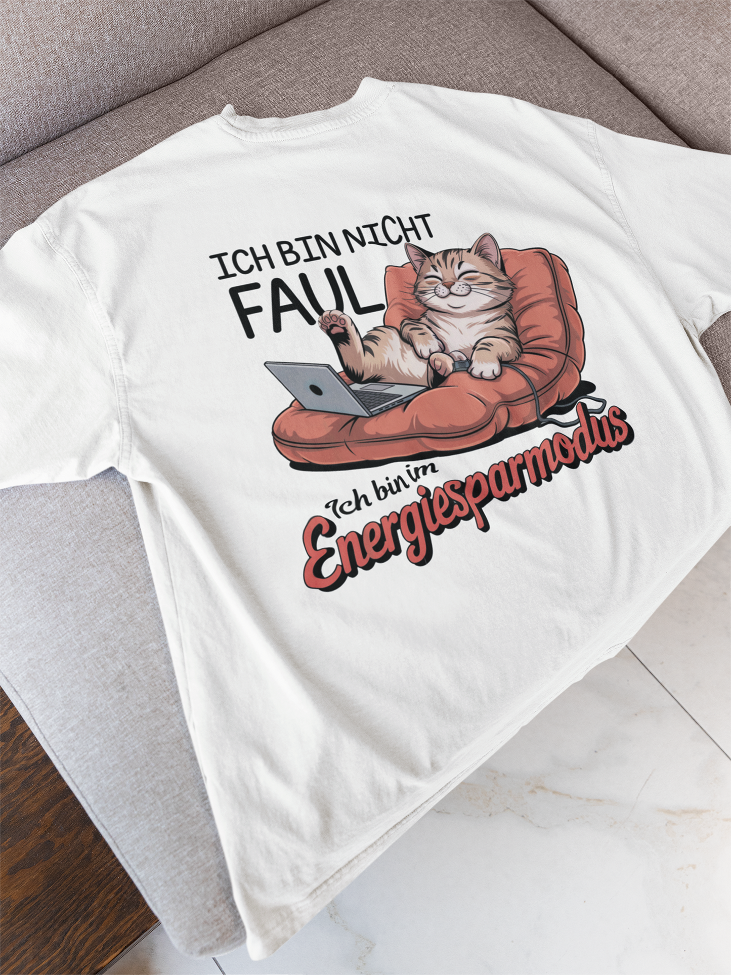 Weißes Shirt, liegend, mit Katzenmotiv und Aufdruck "Ich bin nicht faul. Ich bin im Energiesparmodus."