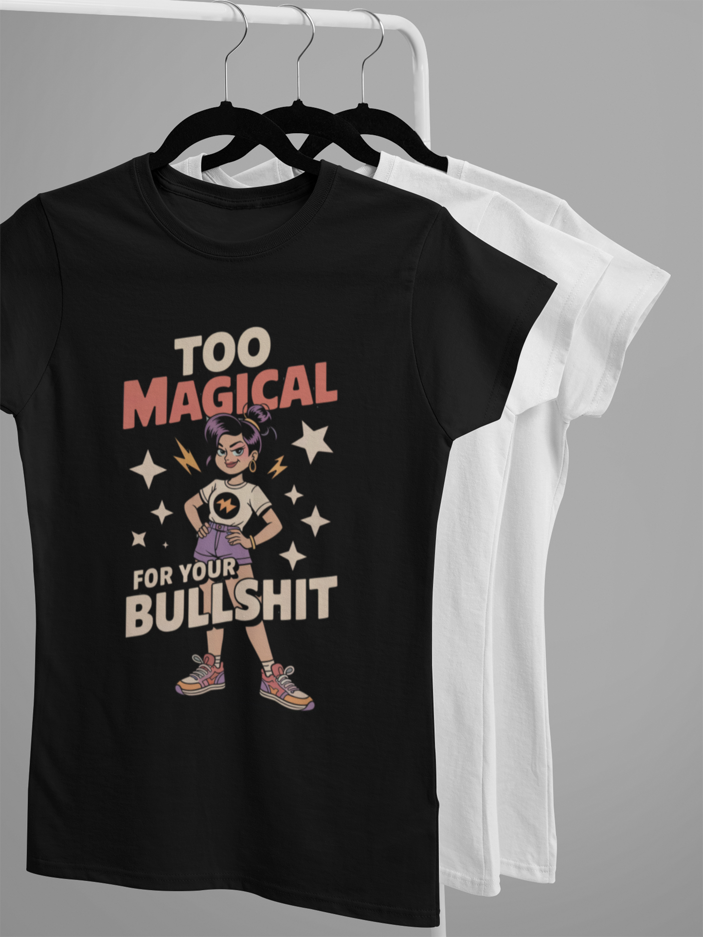 Schwarzes Shirt mit Aufdruck "Too Magical for your bullshit" auf Kleiderständer.