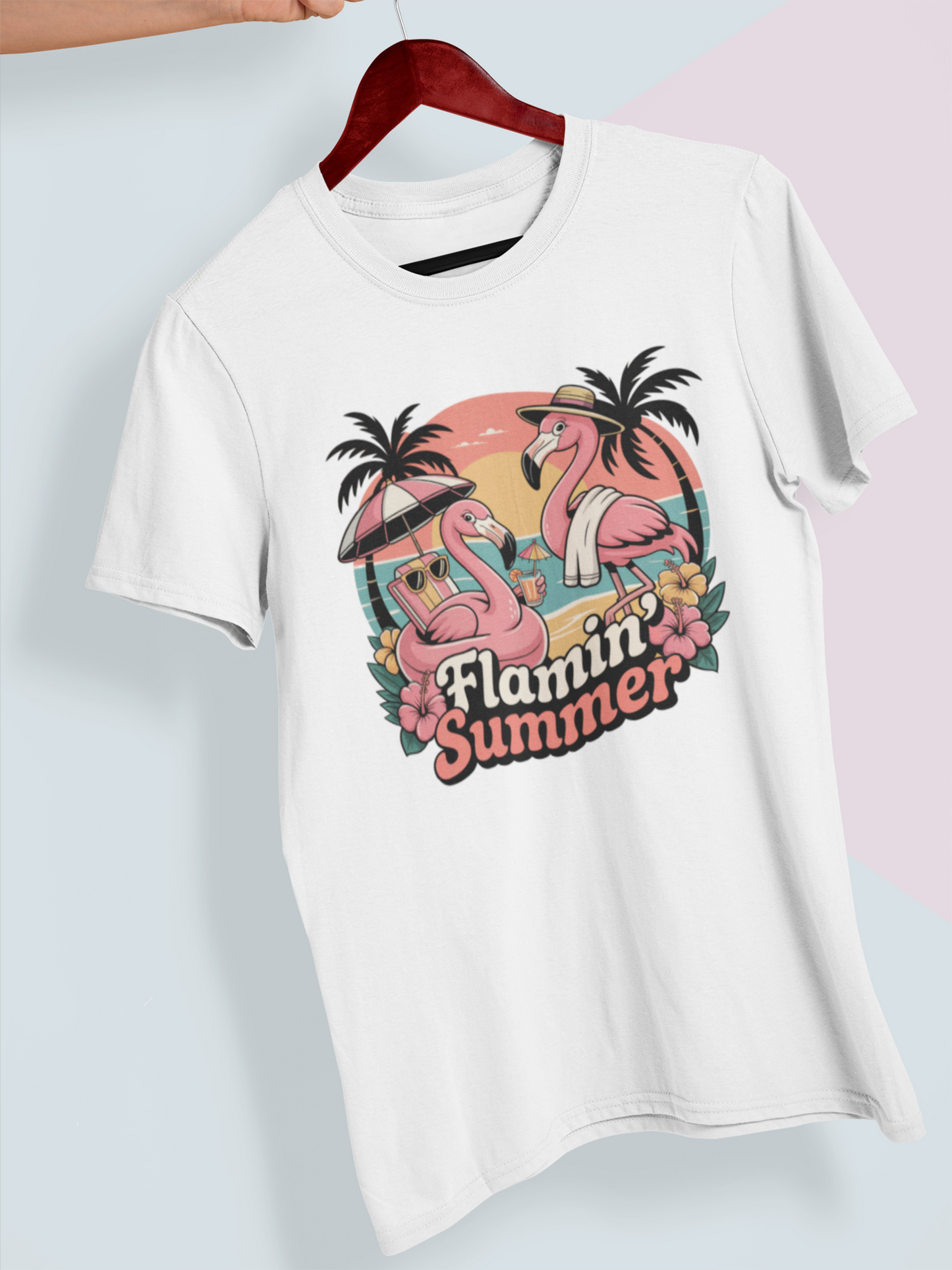 Weißes T-Shirt mit dem Motiv „Flamin’ Summer“ und Flamingo-Motiv auf einem Kleiderbügel