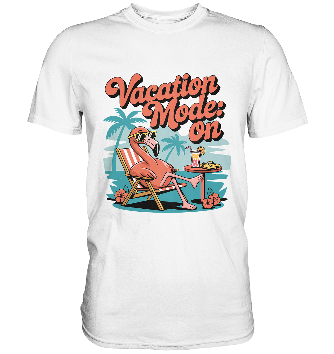 Weißes T-Shirt mit Comic-Motiv: chillender Flamingo mit Sonnenbrille und dem Text „Vacation Mode: On“