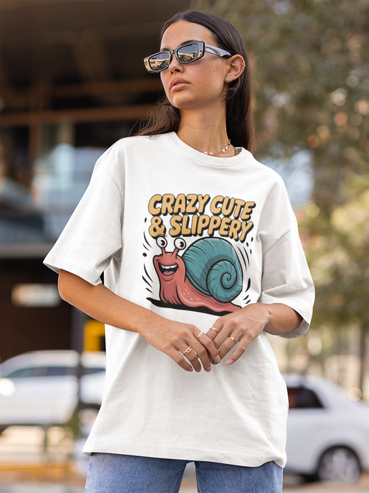 Mädchen mit Sonnebrille und weißen T-Shirt mit bunter Schnecke und Spruch: "Crazy, Cute & Slippery"