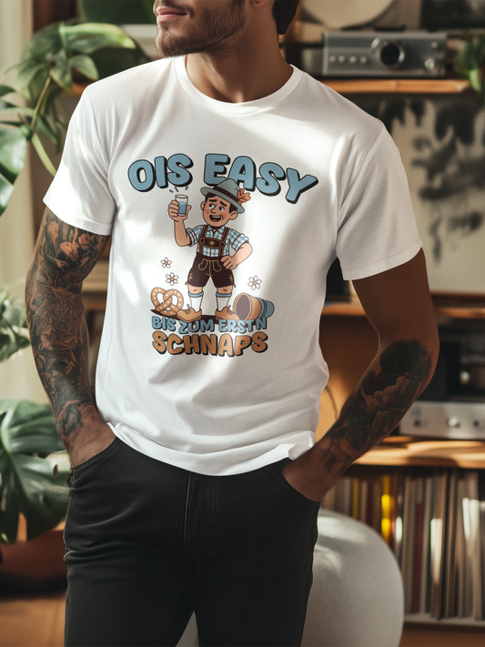 Junger Mann trägt ein weißes T-Shirt mit lustigem bayerischen Comic-Motiv, Oberkörperansicht