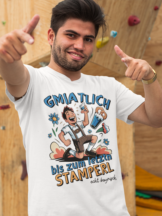 Mann trägt weißes T-Shirt mit bayerischem Comic-Motiv und Spruch „Gmiatlich bis zum letztn Stamperl“, Oberkörperansicht
