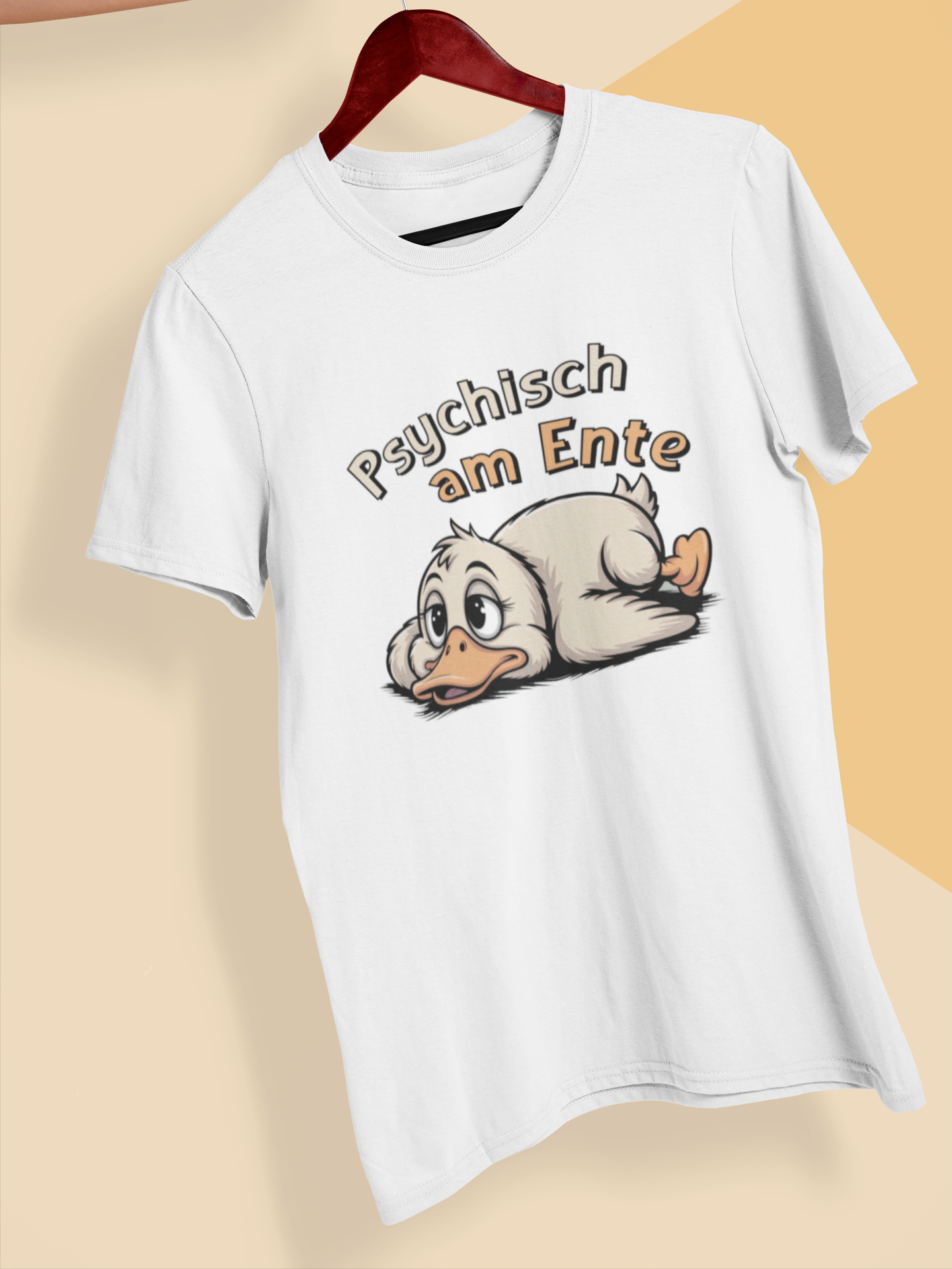 Weißes T-Shirt auf Kleiderbügel mit Motiv einer liegenden Ente und dem Text „Psychisch am Ente“
