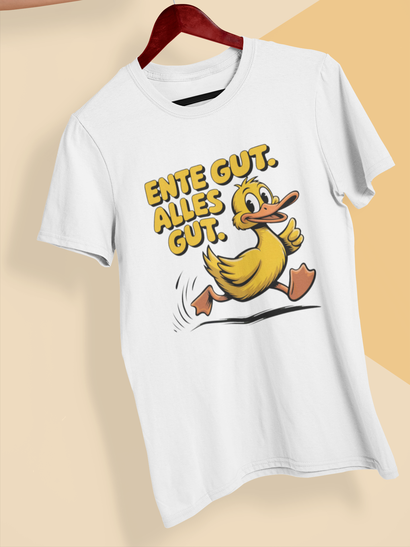 Weißes T-Shirt auf Kleiderbügel mit Motiv einer Ente und dem Text „Ente gut, alles gut“