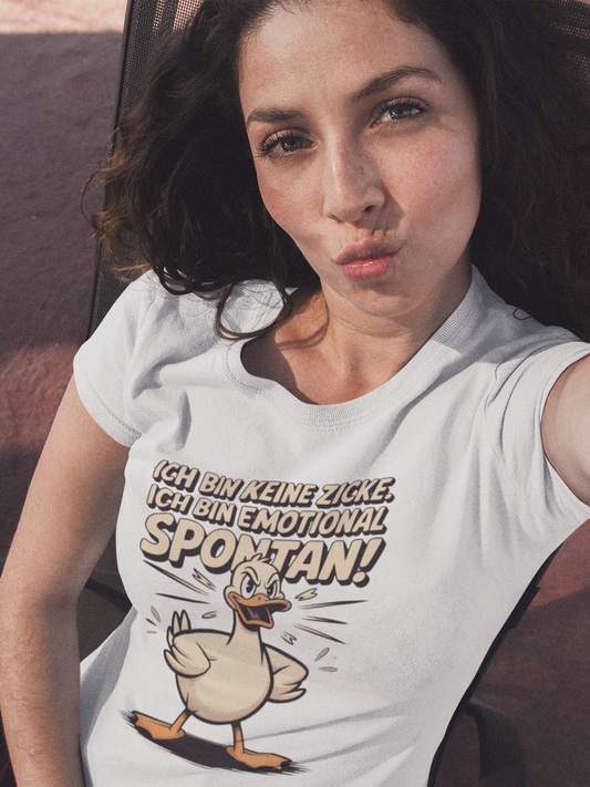 Junge Frau trägt weißes T-Shirt mit Ente und Spruch „Ich bin keine Zicke, ich bin emotional spontan“ (Oberkörperaufnahme)
