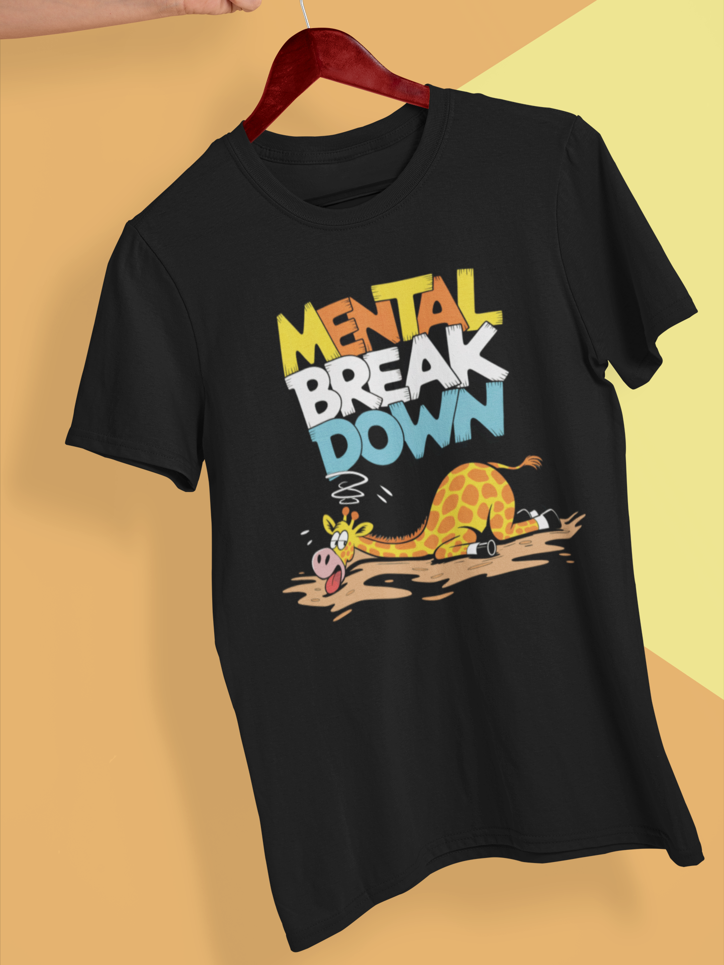 Schwarzes T-Shirt auf Kleiderbügel mit liegender Giraffe und dem Text „Mental Break Down“