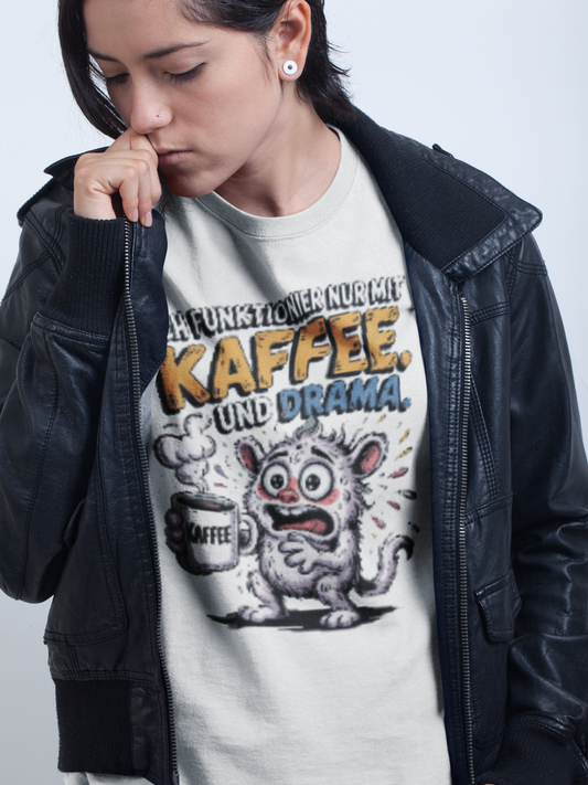 Junge Frau trägt offene schwarze Jache und darunter ein weißes T-Shirt mit crazy Monster und Kaffeebecher (Oberkörperaufnahme)