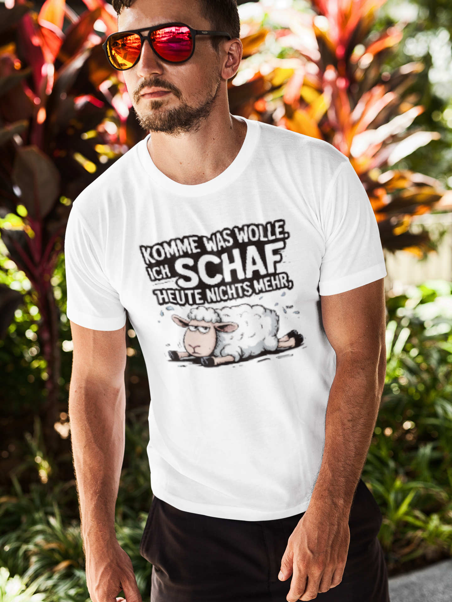 Junger Mann trägt weißes T-Shirt mit müdem Schaf und Spruch (Oberkörperaufnahme)