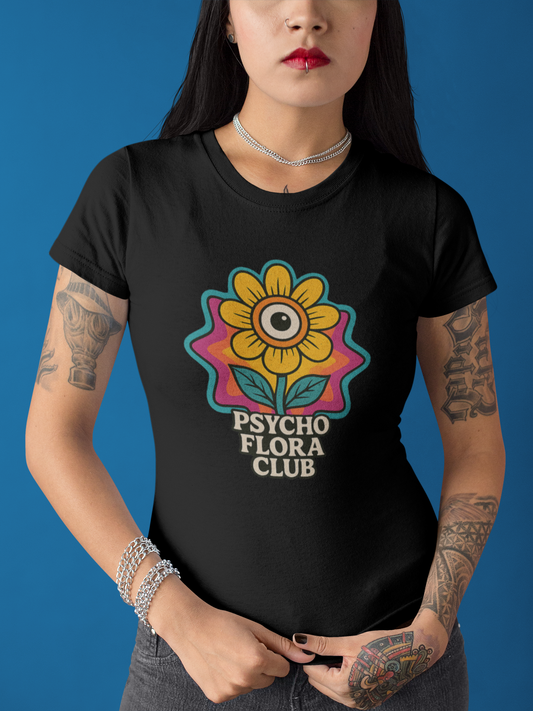 Junge Frau trägt schwarzes Shirt mit einzelner Blume und „Psycho Flora Club“-Schriftzug (Oberkörper)
