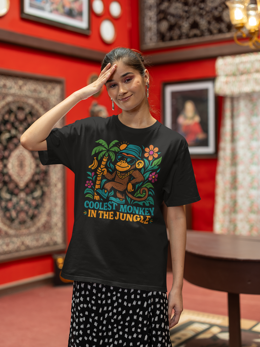 Frau trägt schwarzes Shirt mit Vintage-Dschungelmotiv (Oberkörperaufnahme)