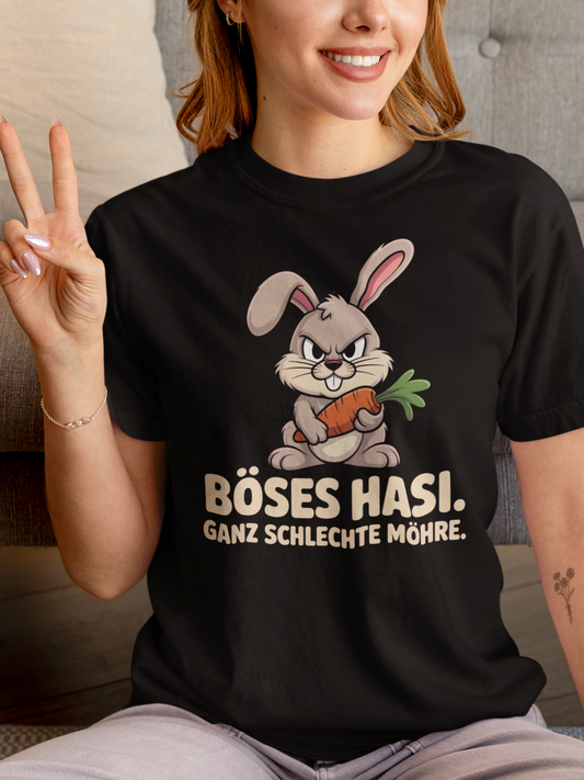 Frau trägt schwarzes Shirt mit frechem Hasen und Spruch (Oberkörperaufnahme)