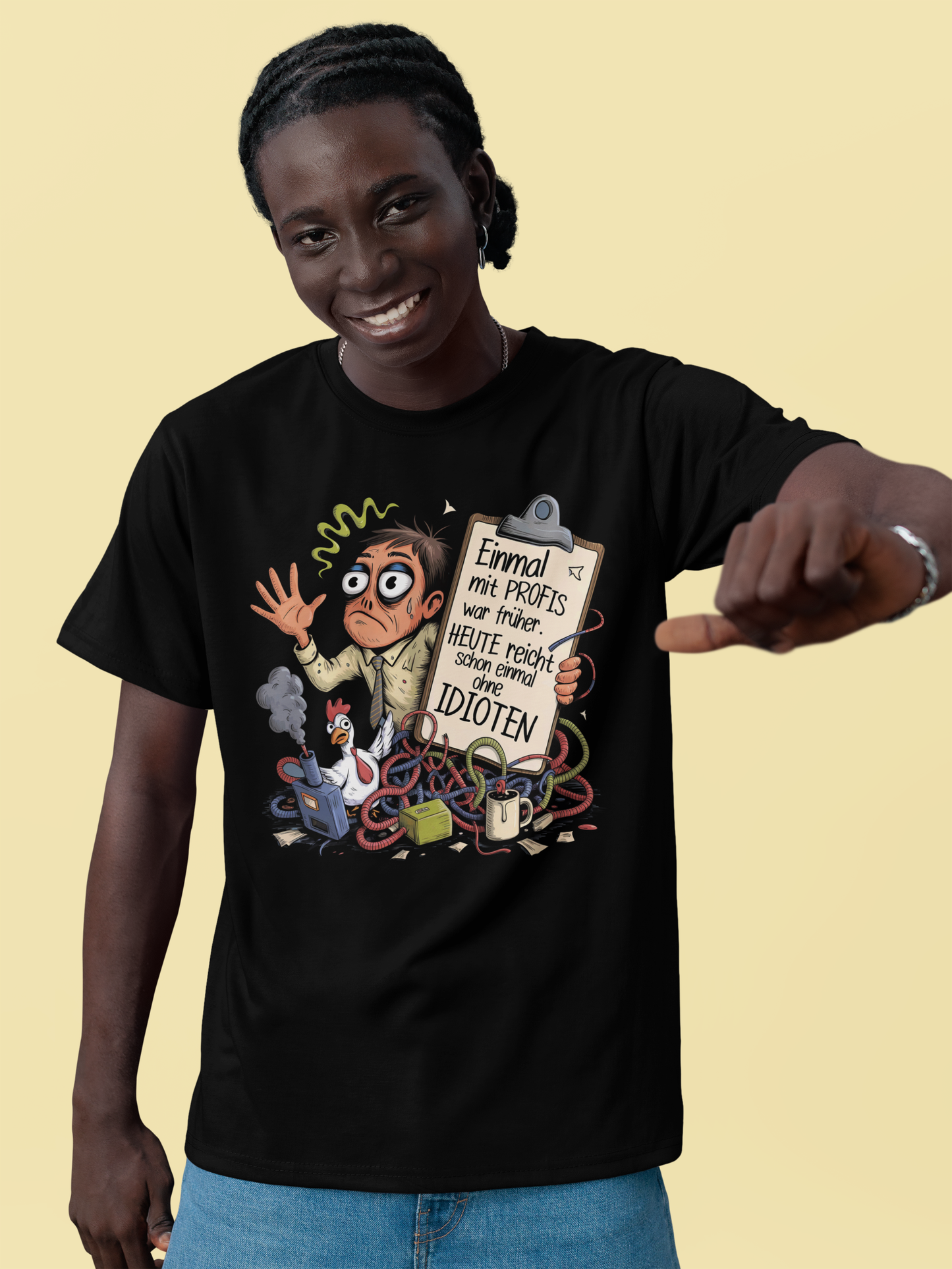 Schwarzer Mann trägt schwarzes Shirt mit dem Spruch „Einmal mit Profis war früher – Heute reicht schon einmal ohne Idioten“ (Oberkörperaufnahme)