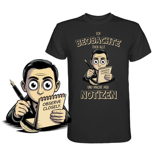 Schwarzes T-Shirt mit weißem Text „Ich beobachte euch alle und mache mir Notizen“. Links eine vergrößerte Abbildung des Designs.