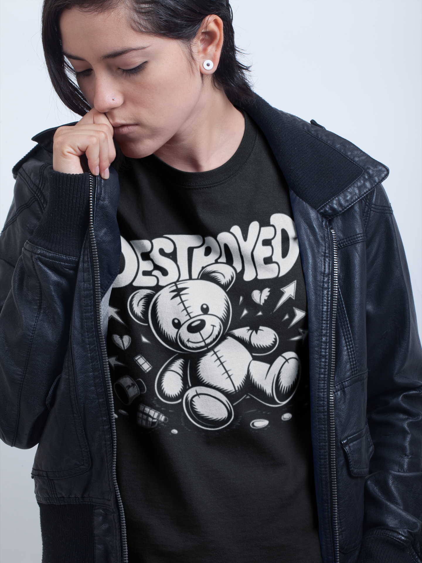 Frau trägt schwarzes Shirt mit Destroyed Teddy-Motiv (Oberkörperaufnahme)
