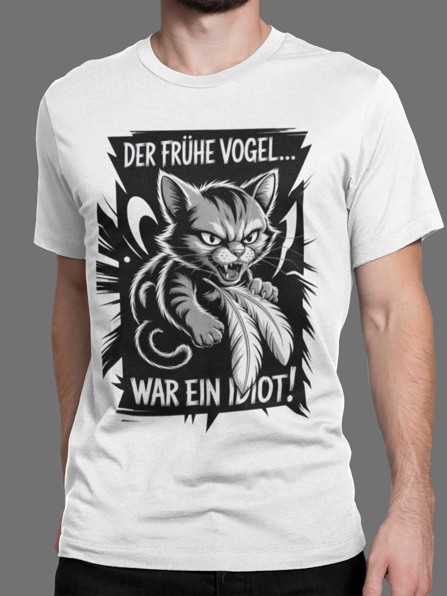 Mann trägt weißes Shirt mit Katze und Anti-Morgen-Spruch (Oberkörperaufnahme)