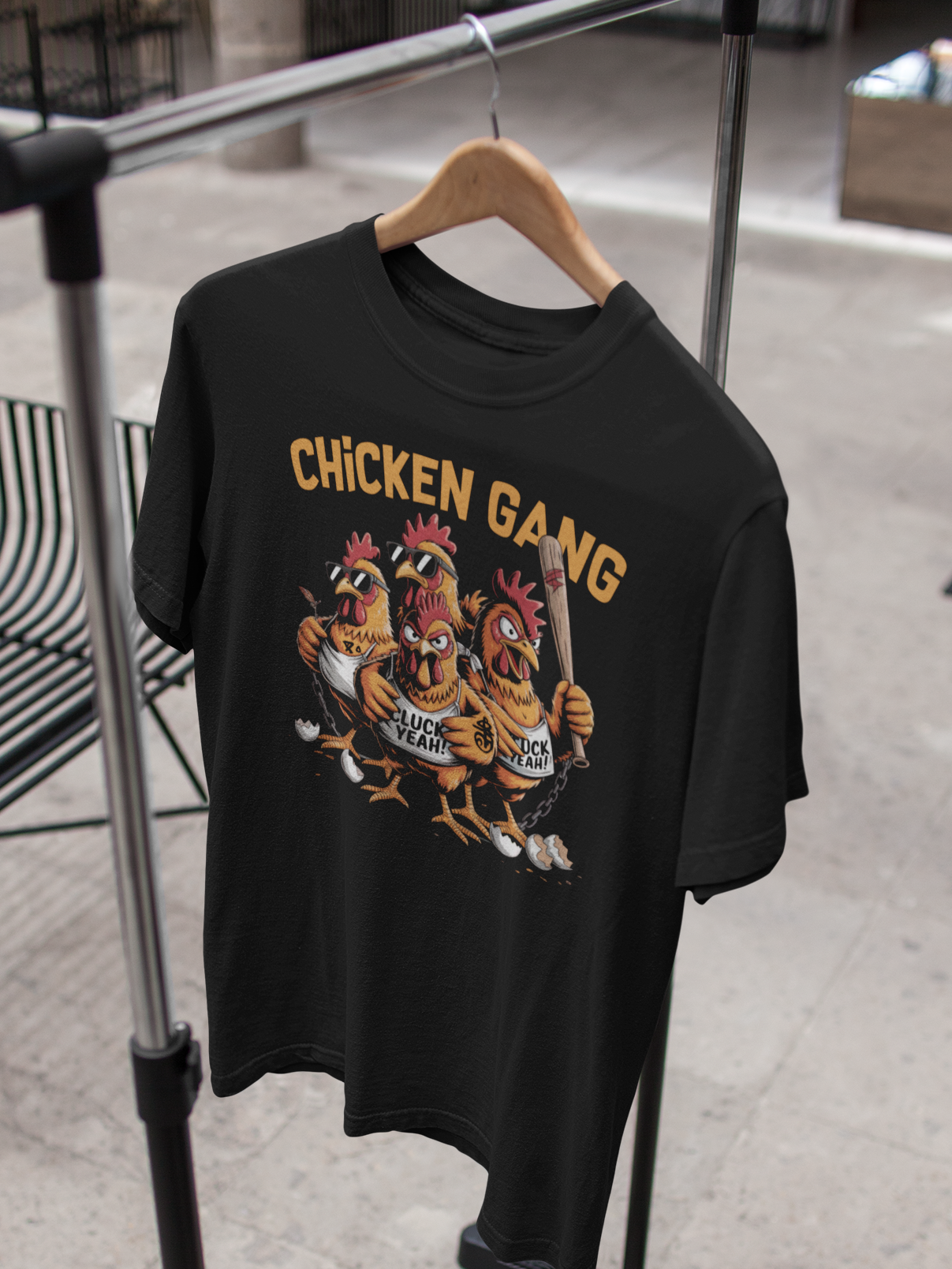 Schwarzes T-Shirt mit Chicken Gang Motiv auf Kleiderbügel an Kleiderständer