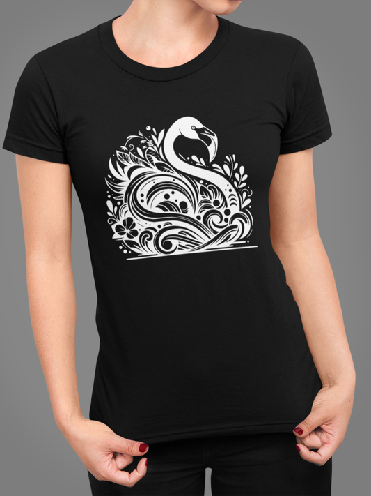 Frau trägt schwarzes Shirt mit elegantem Flamingo-Motiv in weiß (Oberkörperaufnahme)